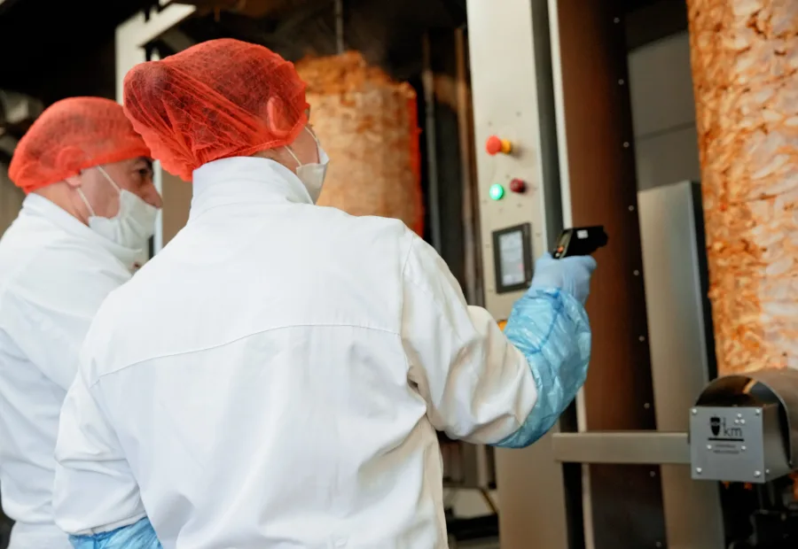 Fleischbearbeitung im kontrollierten Produktionsbereich